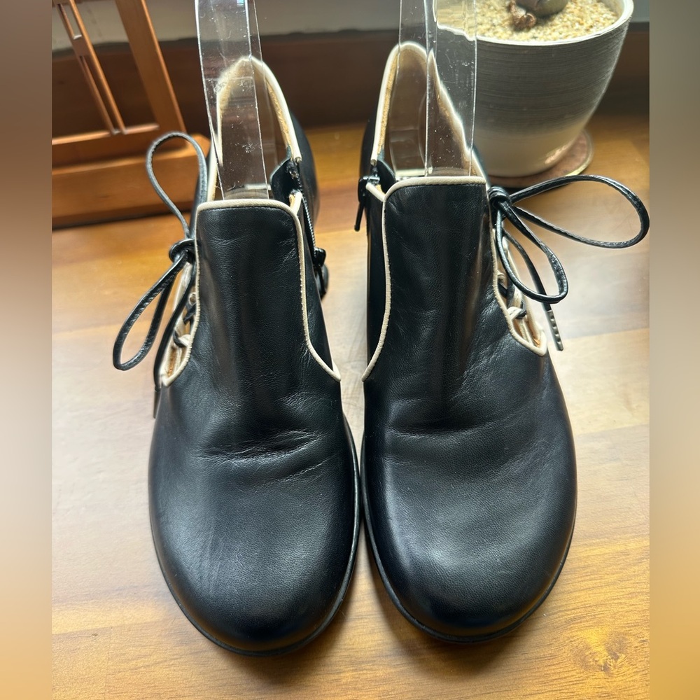 SOLD! Fluevog NEARLY NEW Enneagram Receptive side lace-up black/cream heel - 8 - Picture 5 of 16